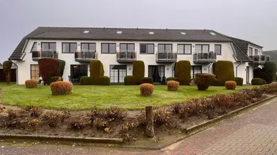 Ein Garten an der Unterkunft Ferienwohnung am Kormoranweg