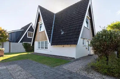 Das Gebäude in dem sich das Ferienhaus befindet