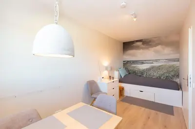 Ein Sitzbereich in der Unterkunft Strandhochhaus 88
