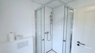 Ein Badezimmer in der Unterkunft Monteurwohnung Brunsbüttel zentrale Lage mit Parkplatz & Schleusenblick