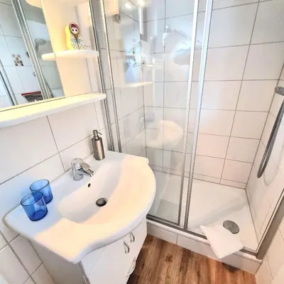 Ein Badezimmer in der Unterkunft Haus Kaiser Appartement 4 Deichsommer