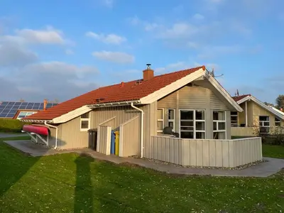 Das Gebäude in dem sich das Ferienhaus befindet