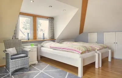 Ein Bett oder Betten in einem Zimmer der Unterkunft Ferienwohnung Raffael 100 qm, 2 große Betten im Wohnzimmer