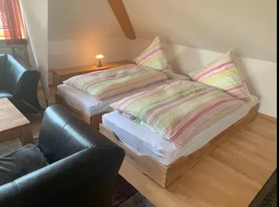 Ein Bett oder Betten in einem Zimmer der Unterkunft Ferienwohnung Raffael 100 qm, 2 große Betten im Wohnzimmer