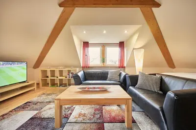 Ein Sitzbereich in der Unterkunft Ferienwohnung Raffael 100 qm, 2 große Betten im Wohnzimmer