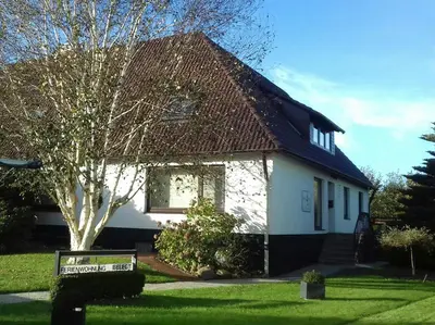Ein Garten an der Unterkunft Kleine Nixe Hummer