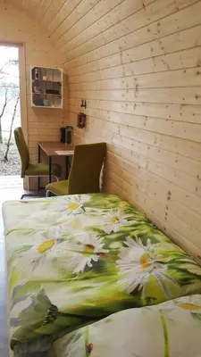 Ein Bett oder Betten in einem Zimmer der Unterkunft Glamping Pod im Wald mit Einzelbetten