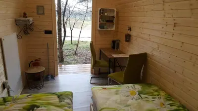 Ein Bett oder Betten in einem Zimmer der Unterkunft Glamping Pod im Wald mit Einzelbetten