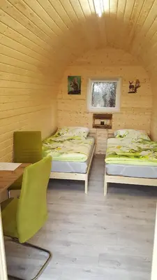 Ein Bett oder Betten in einem Zimmer der Unterkunft Glamping Pod im Wald mit Einzelbetten