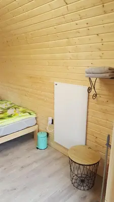 Ein Bett oder Betten in einem Zimmer der Unterkunft Glamping Pod im Wald mit Einzelbetten