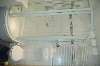 Ein Badezimmer in der Unterkunft Viktoriastraße 5 Jochim 840