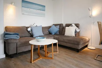 Ein Sitzbereich in der Unterkunft Wohnung Pauline mit Strandkorb am Deich