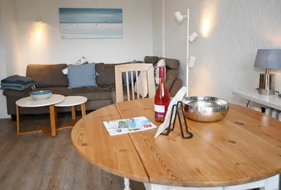 Ein Sitzbereich in der Unterkunft Wohnung Pauline mit Strandkorb am Deich