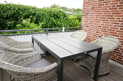 Ein Balkon oder eine Terrasse in der Unterkunft Wohnung Pauline mit Strandkorb am Deich