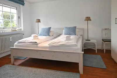 Ein Bett oder Betten in einem Zimmer der Unterkunft Wohnung Pauline mit Strandkorb am Deich