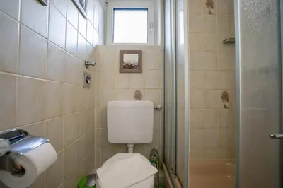 Ein Badezimmer in der Unterkunft Hohenzollernpassage Wohnung Seemöwe