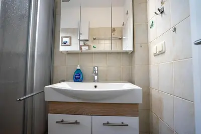 Ein Badezimmer in der Unterkunft Hohenzollernpassage Wohnung Seemöwe