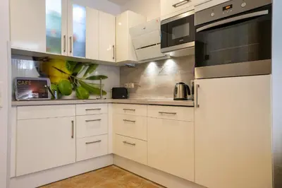 Küche/Küchenzeile in der Unterkunft Hohenzollernpassage Wohnung Seemöwe