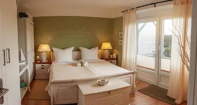 Ein Bett oder Betten in einem Zimmer der Unterkunft Hus Willem Wohnung II 18, Muschelstübchen mit Strandkorb