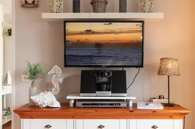 TV/Unterhaltungsangebot in der Unterkunft Hus Willem Wohnung II 18, Muschelstübchen mit Strandkorb
