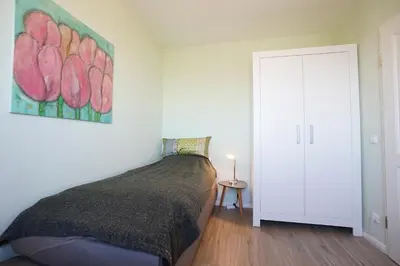 Ein Bett oder Betten in einem Zimmer der Unterkunft Büsumer Hochhaus Wohnung Gezeitenblick
