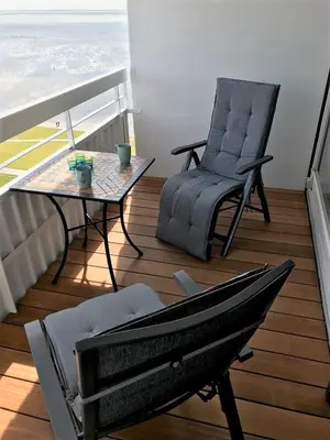 Ein Sitzbereich in der Unterkunft Büsumer Hochhaus Wohnung Gezeitenblick