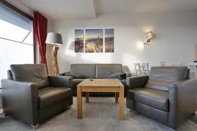 Ein Sitzbereich in der Unterkunft Schloss am Meer Wohnung 41 mit seitlichem Hafenblick