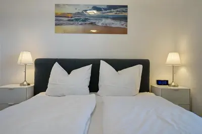 Ein Bett oder Betten in einem Zimmer der Unterkunft Schloss am Meer Wohnung 41 mit seitlichem Hafenblick