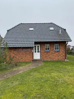 Das Gebäude in dem sich das Ferienhaus befindet
