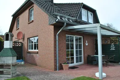 Das Gebäude in dem sich das Ferienhaus befindet