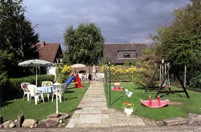 Ein Garten an der Unterkunft Haus Nordseegruß 3