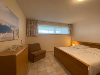 Ein Bett oder Betten in einem Zimmer der Unterkunft Nautilus, Ferienwohnung 5 inkl Strandkorb