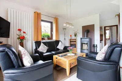 Ein Sitzbereich in der Unterkunft Ferienhaus Britschock mit eingezäuntem Garten und Sauna