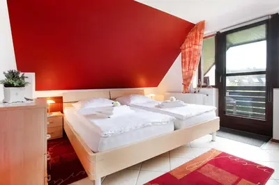 Ein Bett oder Betten in einem Zimmer der Unterkunft Ferienhaus Britschock mit eingezäuntem Garten und Sauna